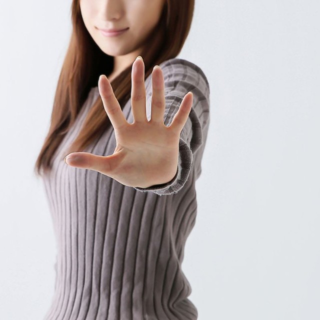 待ったをかける女性※画像はイメージです（buritora/stock.adobe.com）
