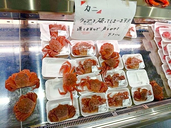 「パックに入れ直すので声をかけてください」との案内とともに販売される毛ガニ（画像提供：荒木鮮魚店 あらきゆうき 【あらっきー】さん）