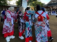 スカーフを装着した女性の姿も（西崎さん提供、ぴんぽいんとさん撮影）