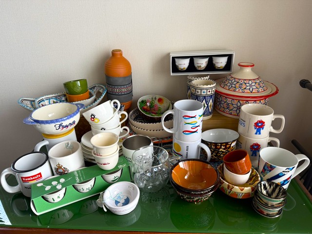 今回購入した各国の陶器。「前回買えずどうしても買いたかった」という中東のコーヒーカップは、サウジアラビア、カタール、オマーン、バーレーン、UAEで（ゆかりんさん提供）