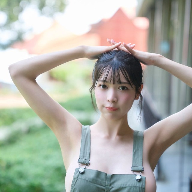 【提供】七瀬なな写真集「みつめて。」©集英社／中村和孝