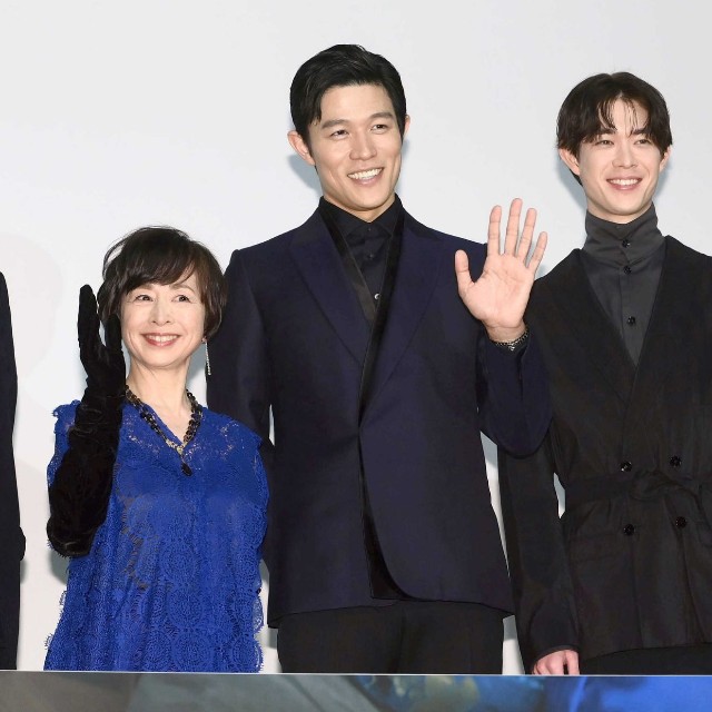 映画「エゴイスト」公開記念舞台あいさつに登場した（左から）阿川佐和子、鈴木亮平、宮沢氷魚、ドリアン・ロロブリジーダ＝2023年