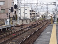 左に曲がる線路は大阪線につながる