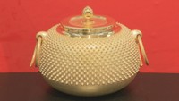 会場で最も高価な作品の茶釜 1億9690万円