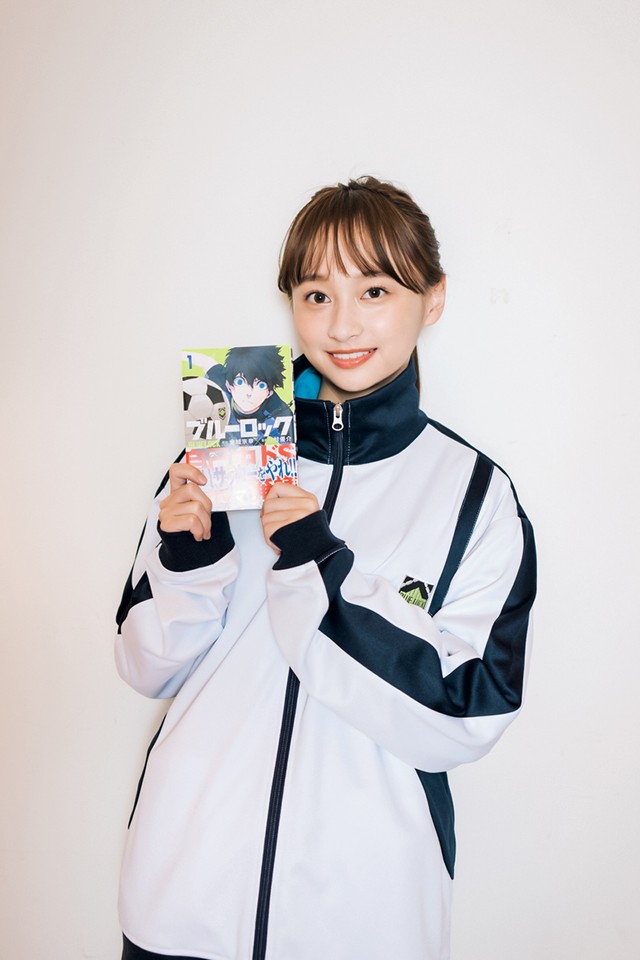 「週刊少年マガジン」２３年３・８発売号でサッカー愛を披露した日向坂46の影山優佳