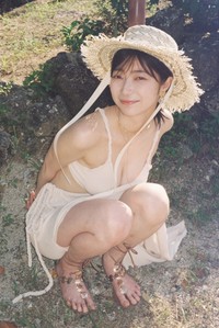 蔦谷里華 1st写真集「泥中の華」（撮影：松岡一哲、玄光社 刊）