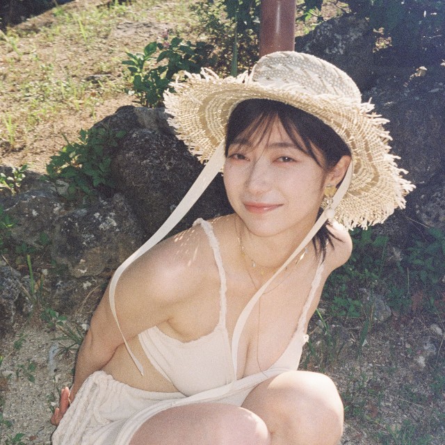 蔦谷里華 1st写真集「泥中の華」（撮影：松岡一哲、玄光社 刊）