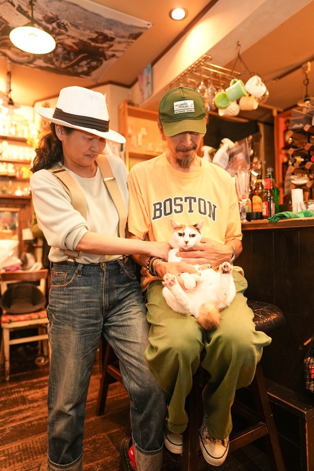 知宏マスターと里実ママに抱っこされて