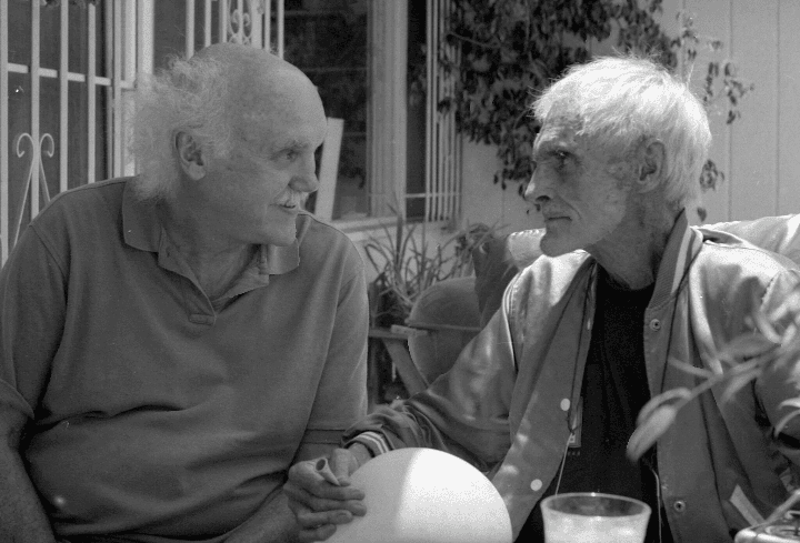 再会するリチャード・アルパート（左）とリアリー（右）。リアリーはこの5日後に死去（1996年）