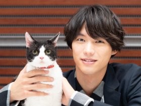 福士蒼汰さん、猫と共演　しがみつかれ「愛される理由わかった」