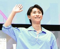 笑顔で手を振る與真司郎＝2024年