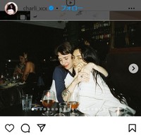 クレイロとぴったり寄り添うチャーリー・XCX＝チャーリー・XCXのインスタグラム＠charli_xcxより