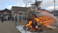 とんどに火を付け無病息災を祈願