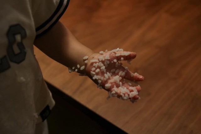 おにぎりを食べていたら手がごはんまみれに／かなみさん（@kanami_nakahara）提供