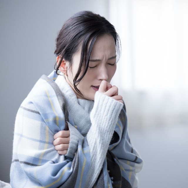 ひどい咳が出る時に、口に含むといいのは…（kapinon/stock.adobe.com）※画像はイメージ