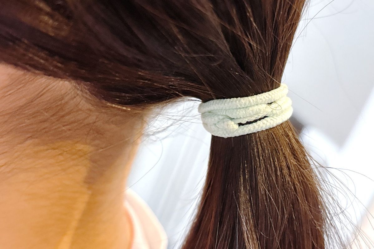普通に髪をしばらないで！ 跡が残らない「ヘアゴムの結び方」とは