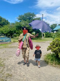 娘さんに日傘を差しだすパパ／りささん（@hii604）提供