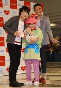 第1子となる長男を抱きかかえる山田花子（中央）。左は夫の福島正紀さん＝2012年