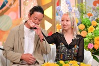 妻の「いい匂い」を嗅ぐ夫＝「新婚さんいらっしゃい！」7月6日放送回よりⓒABCテレビ