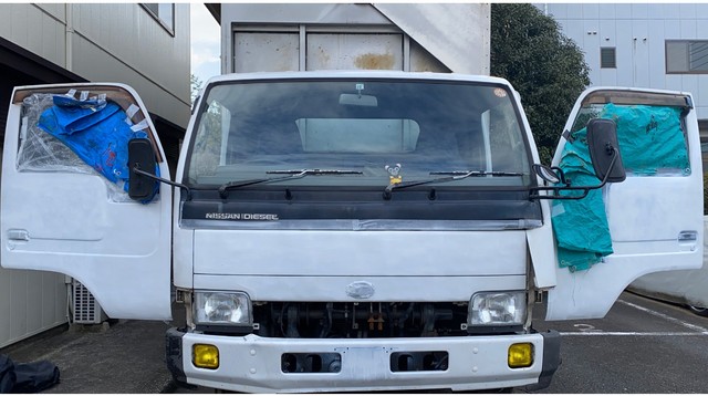 ドア部分を丁寧に塗り直し次の再生地へ。ありがとう、またいつかどこかで。（提供：劇団こぐま座）