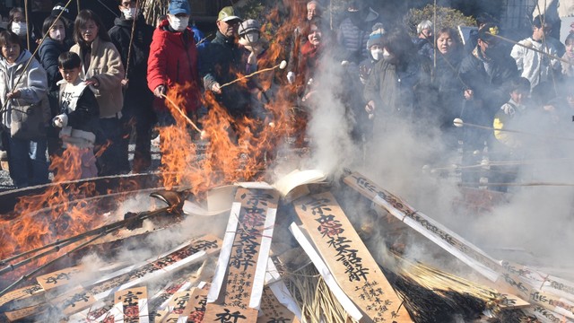 「どんど祭」1年の無病息災を祈る　岡山・宗忠神社