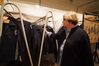 ワルシャワの鉄鋼メーカーにある地下シェルターには、ユニホームなどの備品が冷戦当時のまま残されていた＝2023年6月5日、荒ちひろ撮影