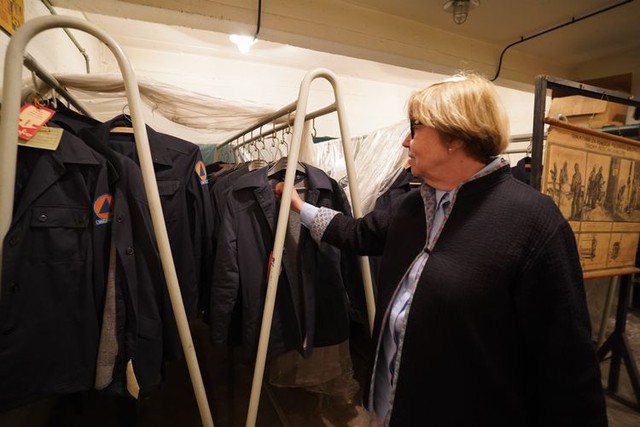 ワルシャワの鉄鋼メーカーにある地下シェルターには、ユニホームなどの備品が冷戦当時のまま残されていた＝2023年6月5日、荒ちひろ撮影