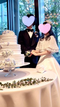 ２人目は小柄なかわいらしさが引き立つようなケープドレスに。