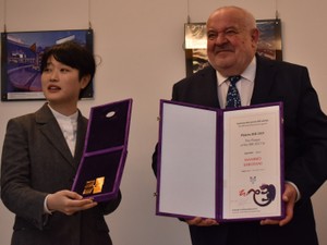 しおたにまみこさん「たまごのはなし」に金牌　世界最大規模の絵本原画コンクール、ＢＩＢ贈賞式