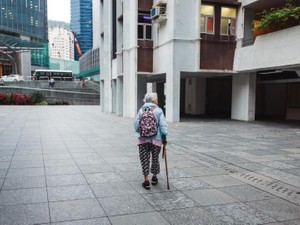 暗いリビングの扉の先にあった祖母の部屋は、私の唯一の居場所だった