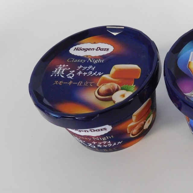 ハーゲンダッツ「薫るナッティキャラメル スモーキー仕立て」と「香るショコラ マール・ド・シャンパーニュ」