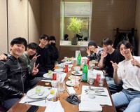 チュ・ウジェが公開した「忘年会兼誕生日会」（出典：チュ・ウジェInstagram）