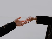 一度だけ触れた異性の手。私にとっての「会いたい」の意味を考える