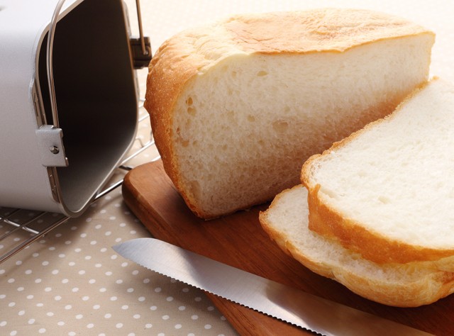 パン生地にバターを…？※画像はイメージです（hagehige/stock.adobe.com）