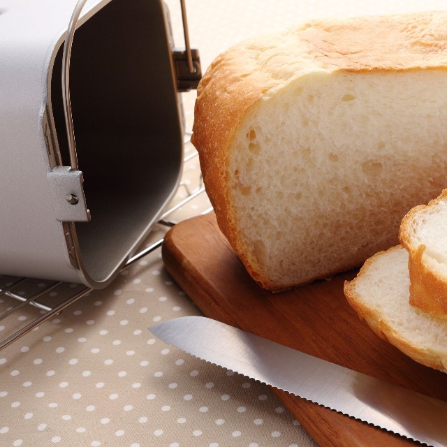 パン生地にバターを…？※画像はイメージです（hagehige/stock.adobe.com）