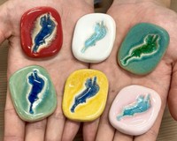 カラフルな「びわこ箸置き」　画像提供：信楽高等学校