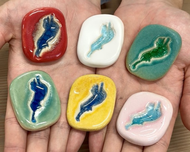 カラフルな「びわこ箸置き」　画像提供：信楽高等学校