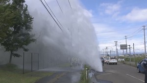 【速報】マンホールから水噴き出す　仙台・泉区の路上　工業用水か