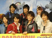 （下段左から）山田裕貴、小澤亮太、井上正大、戸谷公人、渡部秀（上段左から）馬場良馬、鈴木勝大、秋山莉奈＝2012年撮影