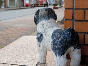 水害を知らせた「忠犬伝説」　商店街にはたくさんの犬の置物