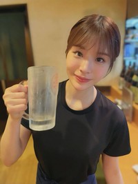 わたしと乾杯しませんか〜？本日も元気に営業中（小笠原菜乃さんの公式X(@poco_poco_popo)から）