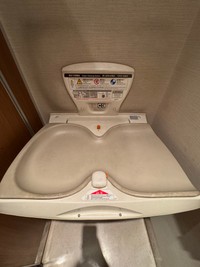 子どもの足元側にスペースがなく替えづらい…／たわしさん（@__tawashii）提供