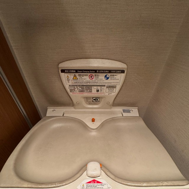 子どもの足元側にスペースがなく替えづらい…／たわしさん（@__tawashii）提供