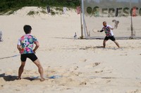 弟の池田さん（手前）と一緒にプレーする井上さん＝２０２３年２月、沖縄県（日本フレスコボール協会提供）