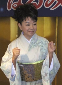 都はるみさん＝2004年