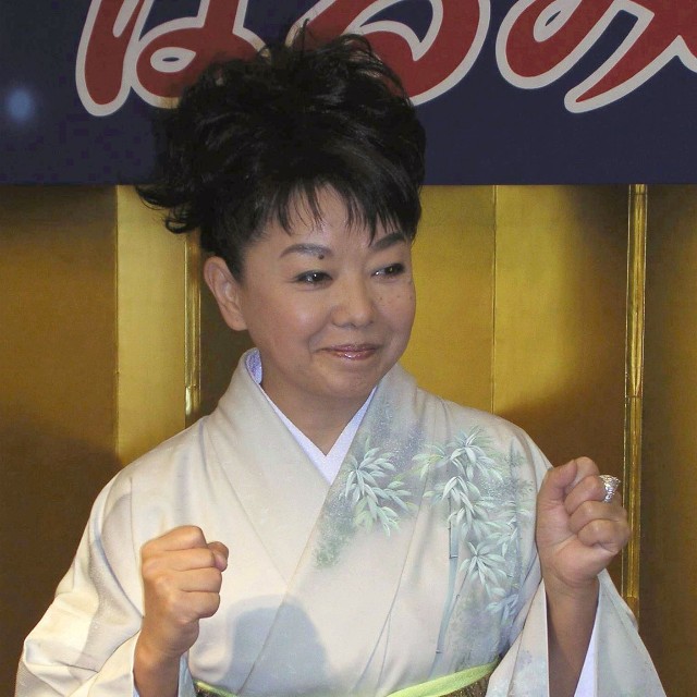 都はるみさん＝2004年