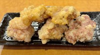 居酒屋で先に注文したはずの唐揚げが隣席に運ばれてきた…どう対応すべきか？（写真はイメージです）