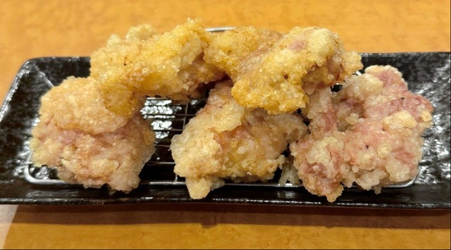 居酒屋で先に注文したはずの唐揚げが隣席に運ばれてきた…どう対応すべきか？（写真はイメージです）