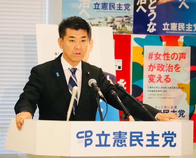 国会内で定例会見に臨んだ立憲民主党の泉健太代表