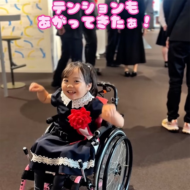 大好きな東京での授賞式にワクワク。かわいいワンピースでおめかしして臨みました。（画像提供：りおなちゃんママ）